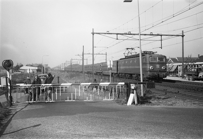 76546 Gezicht op de spoorwegovergang aan het einde van de Concordiastraat te Utrecht, uit het zuidoosten, tijdens de ...